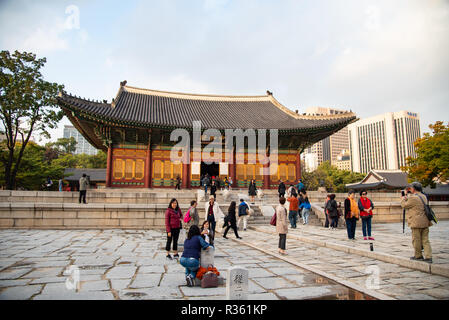 Seoul COREA 2018-23-ottobre unidentified viaggi turistici in Palazzo Deoksugung luogo famoso per i viaggi in Corea nel 2018-23-ottobre , Seoul COREA Foto Stock