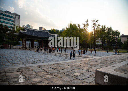 Seoul COREA 2018-23-ottobre unidentified viaggi turistici in Palazzo Deoksugung luogo famoso per i viaggi in Corea nel 2018-23-ottobre , Seoul COREA Foto Stock