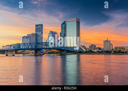 Skyline di Jacksonville, FL e Main Street Bridge al tramonto Foto Stock