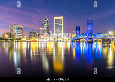 Skyline di Jacksonville, FL e Main Street Bridge al tramonto Foto Stock
