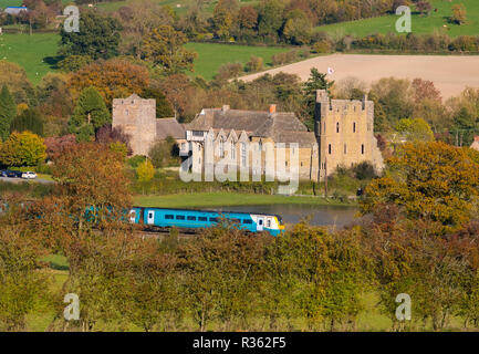 Treno passa Stokesay Castle, vicino a craven arms, Shropshire. Foto Stock