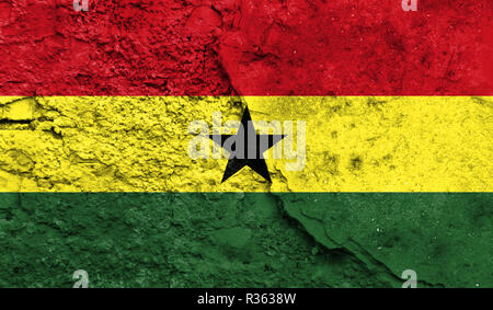 Bandiera del Ghana close up dipinta su un muro incrinato, concetto di azioni armate e conflitti in tutto il mondo Foto Stock
