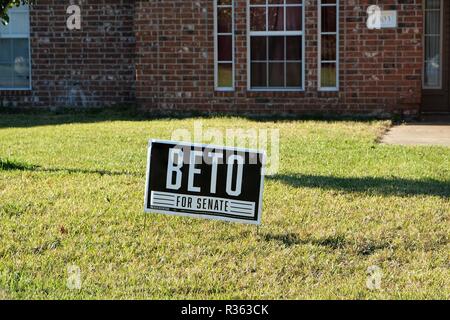 Beto per campagna di senato segno su un prato di un Texas, Stati Uniti d'America home; Beto O'Rourke 2018 campagna per il senato degli Stati Uniti dal Texas. Foto Stock
