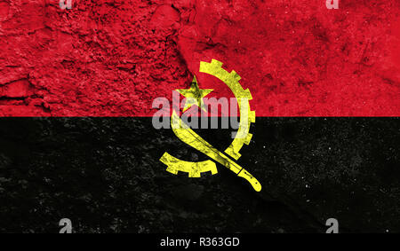 Bandiera dell'Angola close up dipinta su un muro incrinato, concetto di azioni armate e conflitti in tutto il mondo Foto Stock