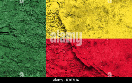 Bandiera del Benin close up dipinta su un muro incrinato, concetto di azioni armate e conflitti in tutto il mondo Foto Stock