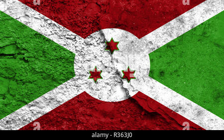 Bandiera del Burundi close up dipinta su un muro incrinato, concetto di azioni armate e conflitti in tutto il mondo Foto Stock
