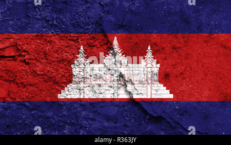 Bandiera della Cambogia close up dipinta su un muro incrinato, concetto di azioni armate e conflitti in tutto il mondo Foto Stock