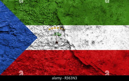 Bandiera della Guinea equatoriale close up dipinta su un muro incrinato, concetto di azioni armate e conflitti in tutto il mondo Foto Stock