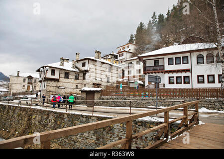 Sud Villaggio bulgaro Shiroka Laka in Smolyan comune, architettonico e folklore riserva nelle montagne Rhodope Centrali, Bulgaria, Marzo Foto Stock