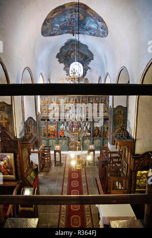 Sud Villaggio bulgaro Shiroka Laka in Smolyan comune, architettonico e folklore riserva nelle montagne Rhodope Centrali, Bulgaria, Marzo Foto Stock