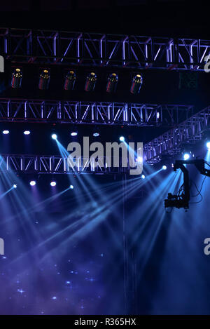 Stadio di vettore Spotlight con raggi laser Foto Stock