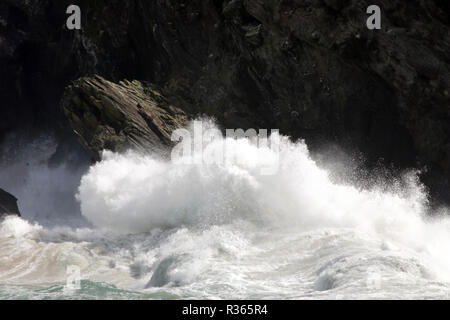 Porth isola onde di tempesta. Newquay, Cornwall, Regno Unito. Foto Stock