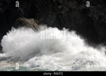 Porth isola onde di tempesta. Newquay, Cornwall, Regno Unito. Foto Stock