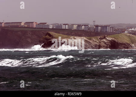 Porth isola onde di tempesta. Newquay, Cornwall, Regno Unito. Foto Stock