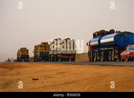 Sudan durante la carestia periodo di maggio-giugno 1985. Questa immagine scansionata in 2018 che viaggiano attraverso il Sudan in autobus. Foto Stock