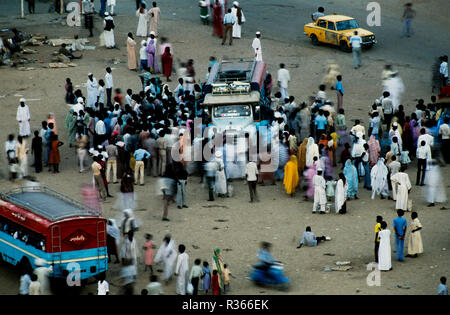 Sudan durante la carestia periodo di maggio-giugno 1985. Questa immagine scansionata in 2018 che viaggiano attraverso il Sudan in autobus. Foto Stock