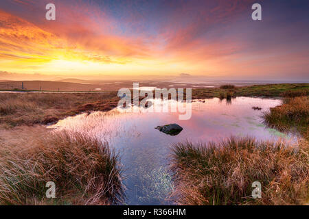 Incredibile tramonto su North Uist dalla sommità del Cleitreabhal un'Deas nelle Western Isles della Scozia Foto Stock