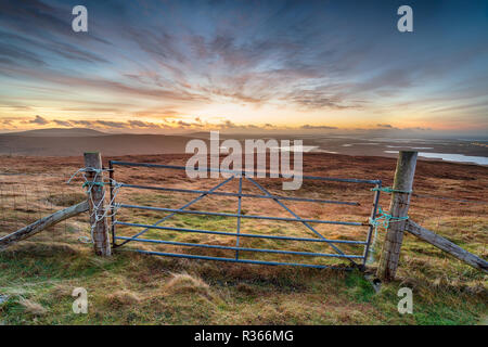 Sunrise over North Uist dalla sommità del Cleitreabhal un'Deas nelle Ebridi Esterne della Scozia Foto Stock