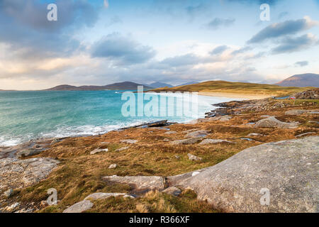 L'Isle of Harris costa guardando fuori di Traigh Lar spiaggia con l'isola di Taransay in lontananza Foto Stock