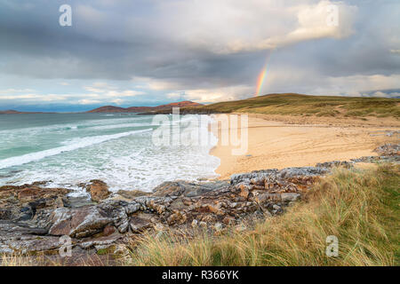 Rainbow su Traigh Lar beach sull'Isola di Harris in Scozia Foto Stock