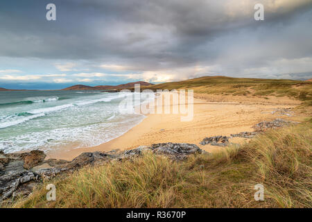 Traigh Lar spiaggia vicino Horgabost sull'Isle of Harris con l'isola di Taransay nella distanza Foto Stock