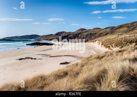 Bellissime spiagge di sabbia a Oldshoremore vicino Kinlochberivie nelle Highlands della Scozia Foto Stock