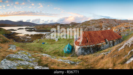 Tramonto su un abbandonato croft a Quidnish sul Golden strada a Isle of Harris nelle Western Isles della Scozia Foto Stock