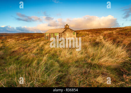 Un shieling o capanna di pastori di torba brughiera vicino a Stornoway sull'isola di Lewis nelle Ebridi Esterne Foto Stock