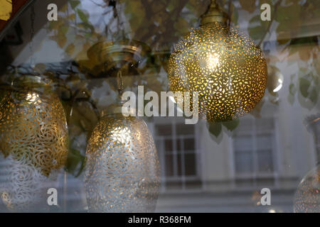 Illuminazione decorativa infissi in vetrina del negozio. Foto Stock