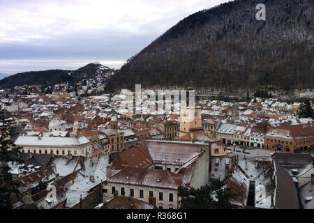 BRASOV, ROMANIA Novembre 1, 2017: vista della piazza principale a Brasov. BRASOV, ROMANIA, 1 novembre 2017 Foto Stock