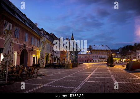 BRASOV, ROMANIA Novembre 1, 2017: vista della piazza principale a Brasov all'alba. BRASOV, ROMANIA, 1 novembre 2017 Foto Stock