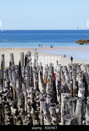 La spiaggia di Sillon di Saint-Malo con frangiflutti (Ille et Vilaine, Francia, Europa). Foto Stock