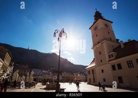 BRASOV, ROMANIA Novembre 1, 2017: vista della piazza principale a Brasov. BRASOV, ROMANIA, 1 novembre 2017 Foto Stock