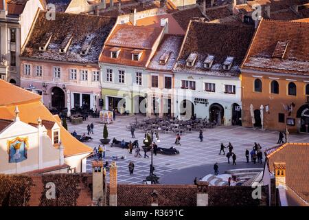 BRASOV, ROMANIA Novembre 1, 2017: vista della piazza principale a Brasov. BRASOV, ROMANIA, 1 novembre 2017 Foto Stock