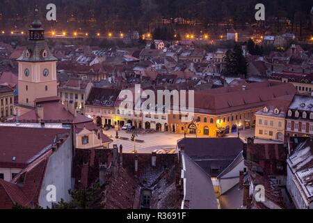 BRASOV, ROMANIA Novembre 1, 2017: vista della piazza principale a Brasov illuminate dai lampioni. BRASOV, ROMANIA, 1 novembre 2017 Foto Stock