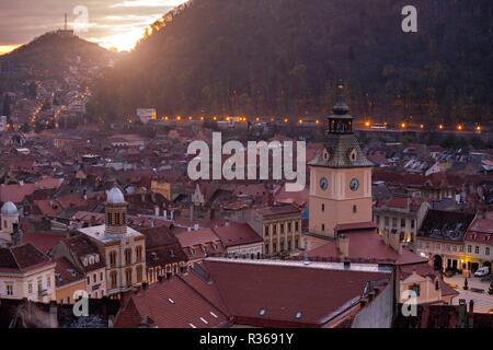 BRASOV, ROMANIA Novembre 1, 2017: vista della piazza principale a Brasov illuminate dai lampioni. BRASOV, ROMANIA, 1 novembre 2017 Foto Stock