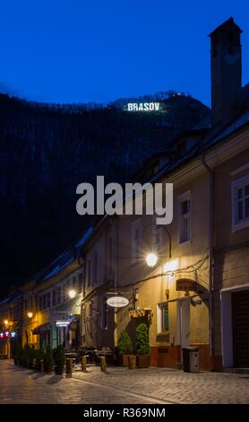 BRASOV, ROMANIA Novembre 1, 2017: vista della strada nel centro storico della città di Brasov illuminate dai lampioni. BRASOV, ROMANIA, Novembre 1 Foto Stock