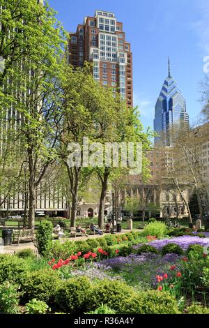 Rittenhouse Square, un giardino e un parco nel centro cittadino di Philadelphia in primavera, skyline in background, Philadelphia, Pennsylvania, STATI UNITI D'AMERICA Foto Stock