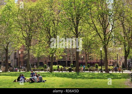 Gli studenti e gli amici in Piazza Rittenhouse, un giardino e un parco nel centro cittadino di Philadelphia in primavera, Philadelphia, Pennsylvania, STATI UNITI D'AMERICA Foto Stock