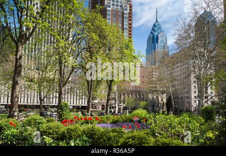 Rittenhouse Square, un giardino e un parco nel centro cittadino di Philadelphia in primavera, skyline in background, Philadelphia, Pennsylvania, STATI UNITI D'AMERICA Foto Stock