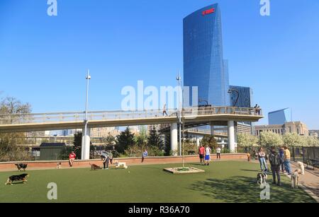 Schuylkill River Park Dog Park in Piazza Fitlers quartiere, lo Skyline di Philadelphia in background, Philadelphia, Pennsylvania, STATI UNITI D'AMERICA Foto Stock