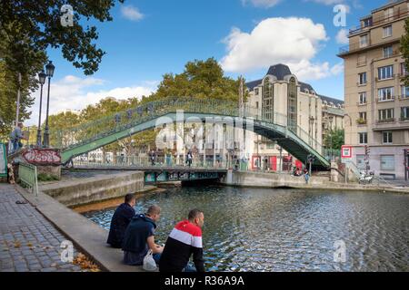 Canal Saint-Martin, collegando il Canal de lOurcq al fiume Senna, Parigi, Francia Foto Stock