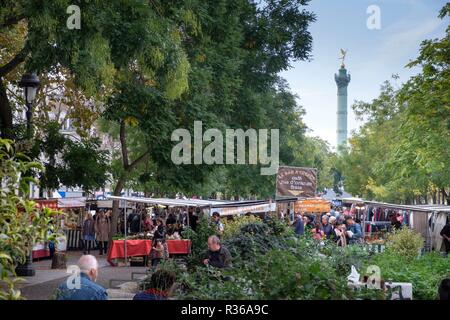 Occupato il mercato della Bastiglia con acquirenti e Bastille monumento in background, Parigi, Francia Foto Stock