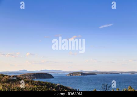 Vista sul deserto Mt si restringe dal Parco Nazionale di Acadia, Bar Harbor, Maine, Stati Uniti d'America Foto Stock