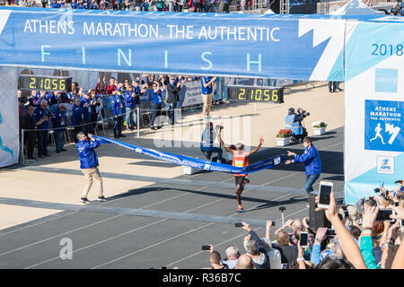 Xxxvi Atene autentica maratona. Brimin Misoi Kipkorir dal Kenya attraversando prima la linea del traguardo a Stadio Panateneico Foto Stock