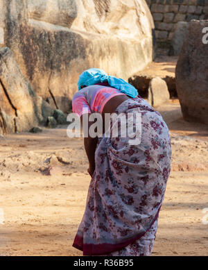 Mahabalipuram, India - 3 Settembre 2007: Donna pulizia del tempio Shore, l'India una delle più antiche strutturali templi indù, affacciato sulla Baia di Beng Foto Stock