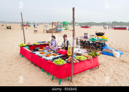 Chennai, India - 6 Settembre 2007: un giovane uomo e di una donna per la cottura e la vendita di cibo sulla spiaggia di Marina di Chennai. Foto Stock