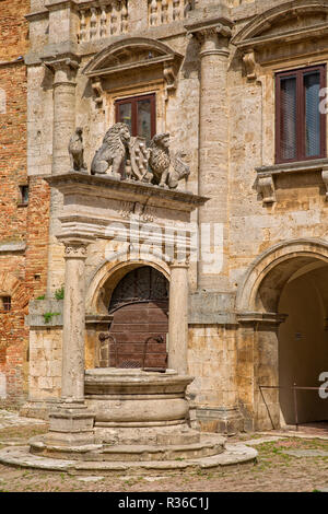 Vecchio Pozzo su Piazza Grande. Il pozzo rinascimentale con due leoni sulla Piazza Comunale di Montepulciano, Toscana, Italia Foto Stock