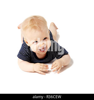 Happy Baby girl giacente sul suo ventre Foto Stock