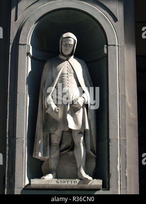 Giotto nelle nicchie del colonnato degli Uffizi, Firenze Foto Stock